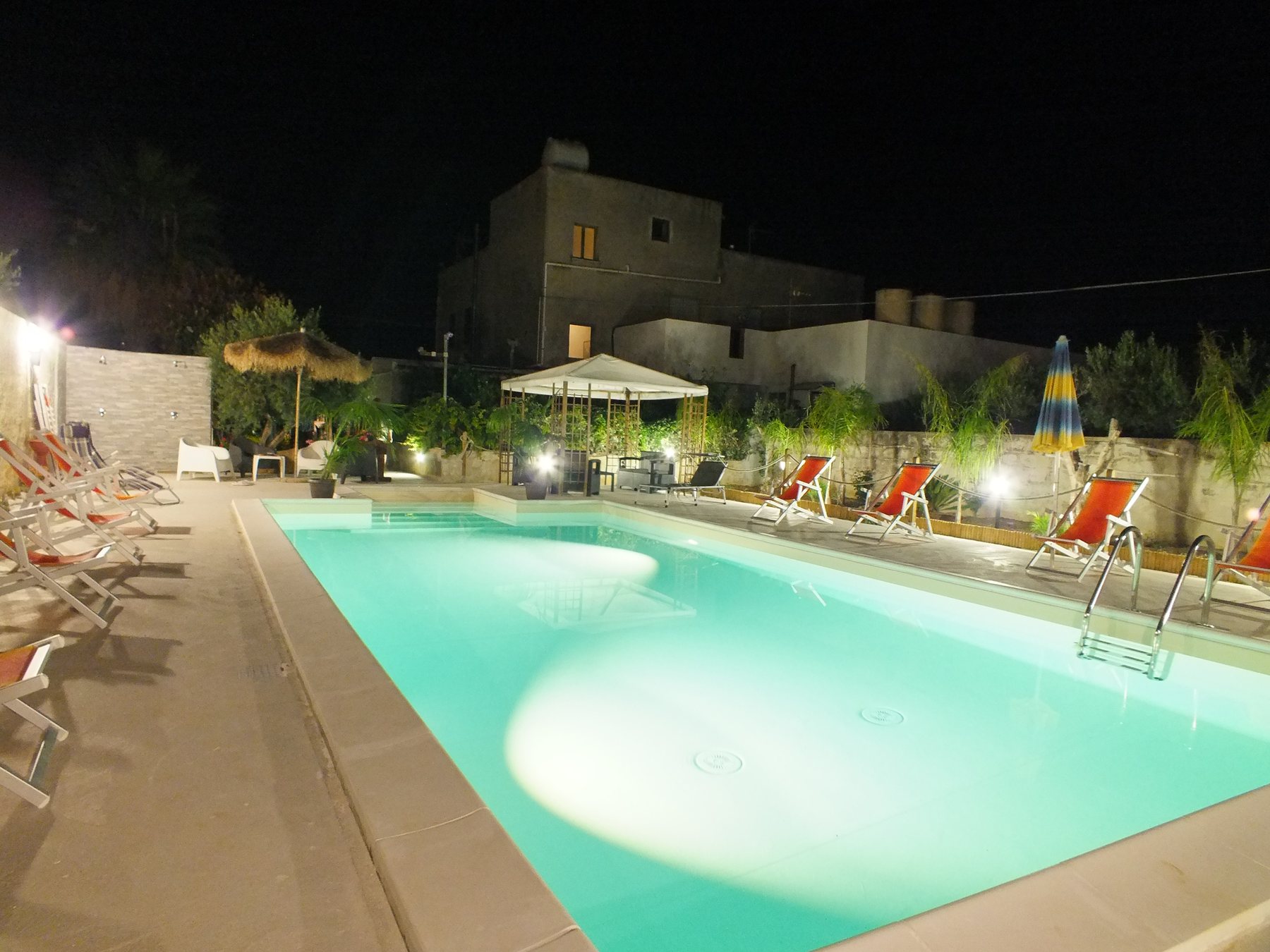 Piscina del B&B Zia Pia illuminata di sera